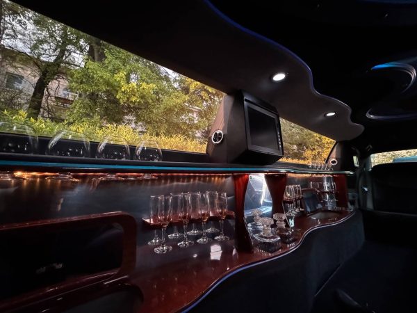 Chrysler 300c Limousine белый — изображение 8