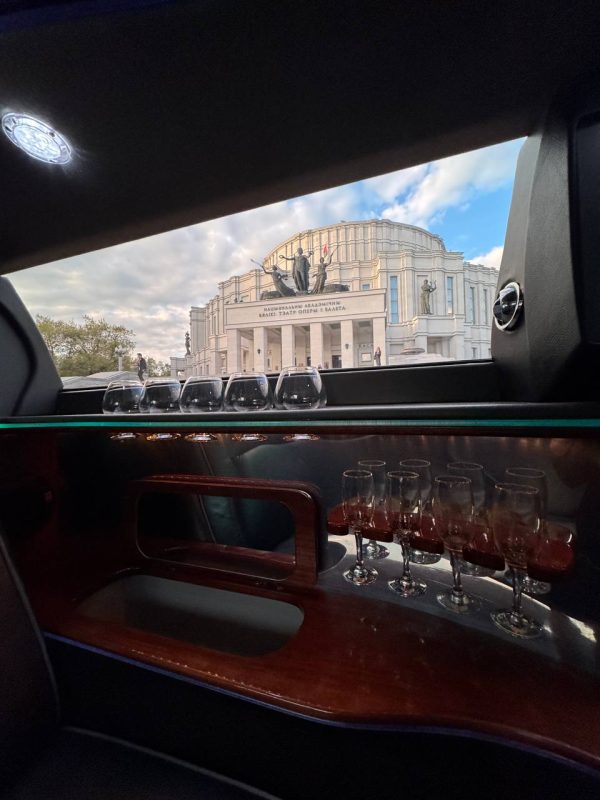 Chrysler 300c Limousine белый — изображение 7