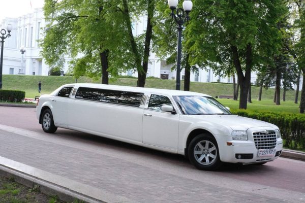 Chrysler 300c Limousine белый — изображение 3
