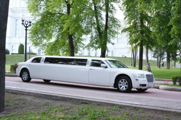 Chrysler 300c Limousine белый — изображение 2