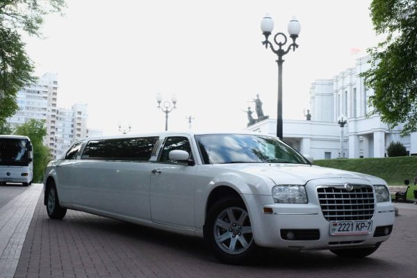 Chrysler 300c Limousine белый — изображение 5